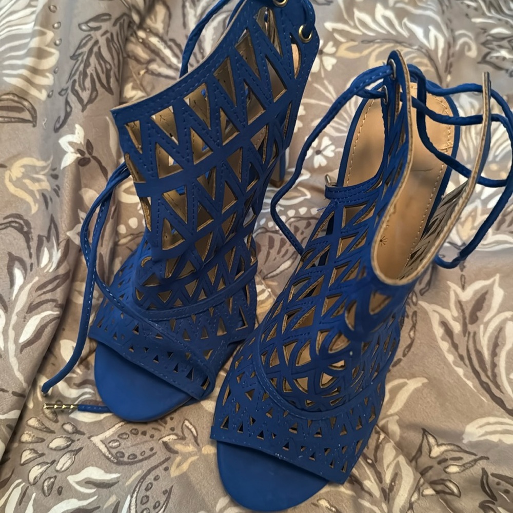 EUC Rich Royal Blue suede feel heels